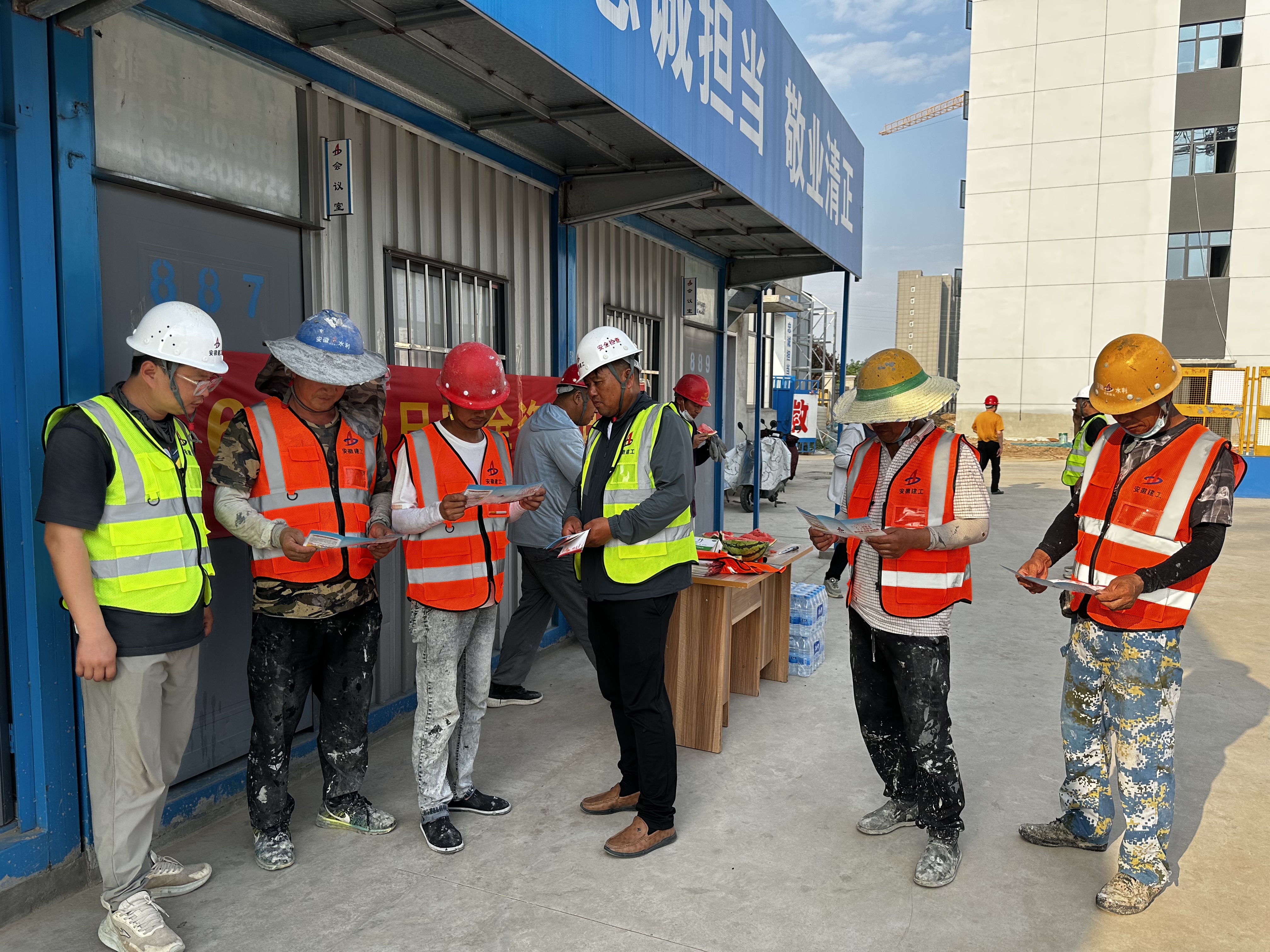 發放降溫醫藥品及安全手冊 (2).jpg 發放降溫醫藥品及安全手冊 (2).jpg